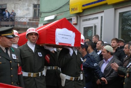 Trafik kazasında şehit olan Kocaelili er, toprağa verildi