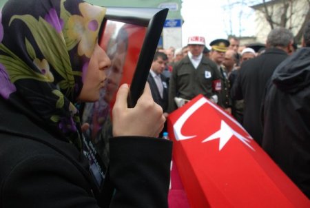 Trafik kazasında şehit olan Kocaelili er, toprağa verildi