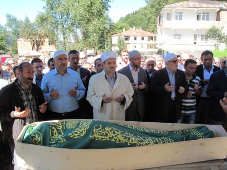 Trafik kazasında vefat eden emekli müdür son yolculuğuna uğurlandı