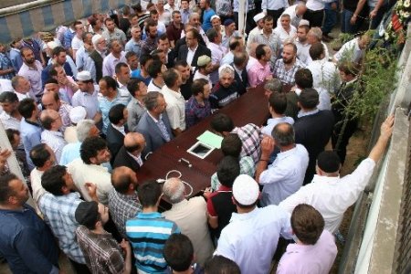 Trafik kazasında vefat eden Trabzonspor taraftarı, son yolculuğuna uğurlandı