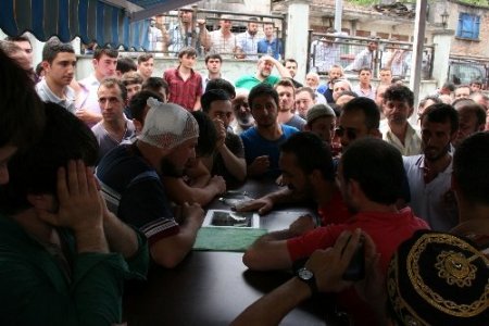 Trafik kazasında vefat eden Trabzonspor taraftarı, son yolculuğuna uğurlandı