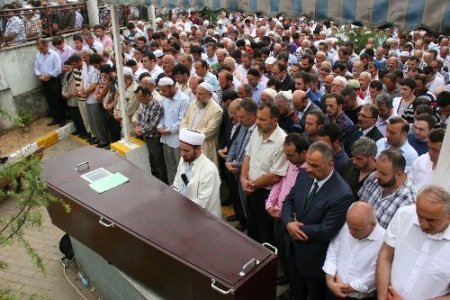 Trafik kazasında vefat eden Trabzonspor taraftarı, son yolculuğuna uğurlandı