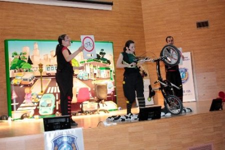 Trafik kuralları miniklere tiyatroyla öğretiliyor