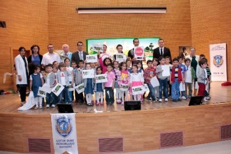 Trafik kuralları miniklere tiyatroyla öğretiliyor
