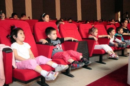 Trafik kuralları miniklere tiyatroyla öğretiliyor