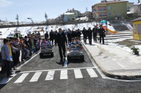 Trafik kurallarını uygulamalı olarak öğreniyorlar