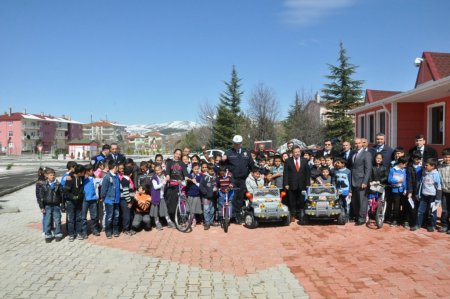 Trafik kurallarını uygulamalı olarak öğreniyorlar