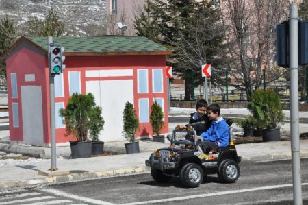 Trafik kurallarını uygulamalı olarak öğreniyorlar