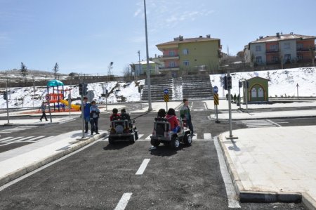 Trafik kurallarını uygulamalı olarak öğreniyorlar