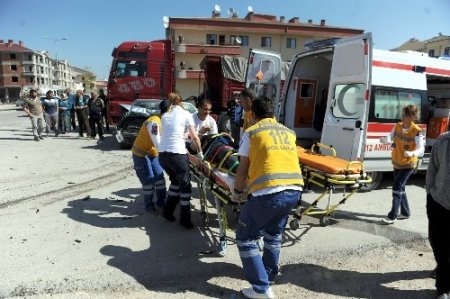 Trafik lambasız kavşakta kaza: 6 yaralı