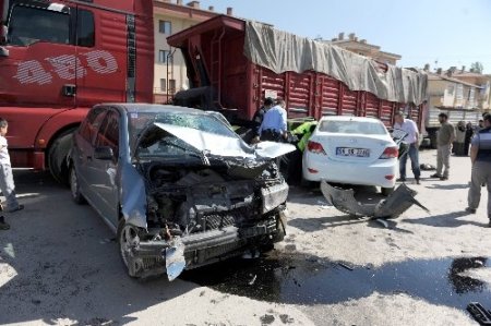 Trafik lambasız kavşakta kaza: 6 yaralı