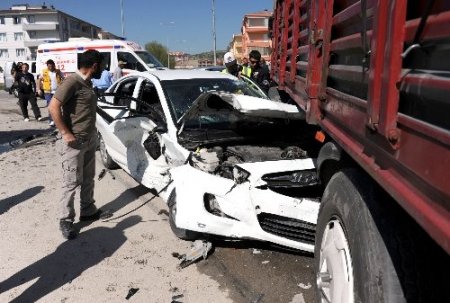 Trafik lambasız kavşakta kaza: 6 yaralı