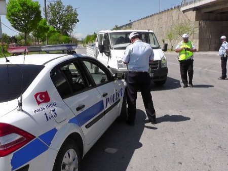 Trafik polisleri sürücülere gül dağıttı