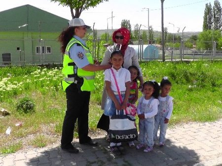 Trafik polisleri sürücülere gül dağıttı