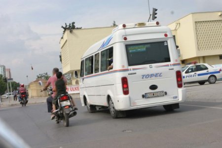 Trafik Polislerine Yakalanmamak İçin Minibüsün Arkasına Saklandı