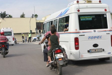 Trafik Polislerine Yakalanmamak İçin Minibüsün Arkasına Saklandı