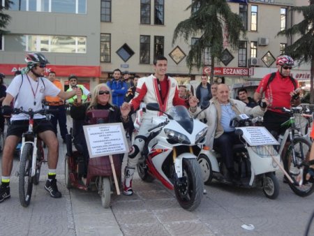 Trafikte fark edilmek amacıyla eylem yaptılar