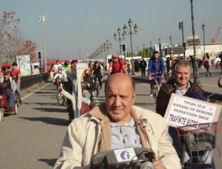 Trafikte fark edilmek amacıyla eylem yaptılar