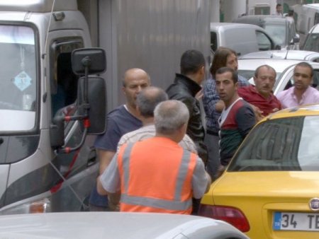 Trafikte kalan sürücüler tekme tokat kavga etti (Özel)