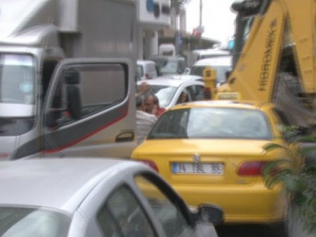 Trafikte kalan sürücüler tekme tokat kavga etti (Özel)