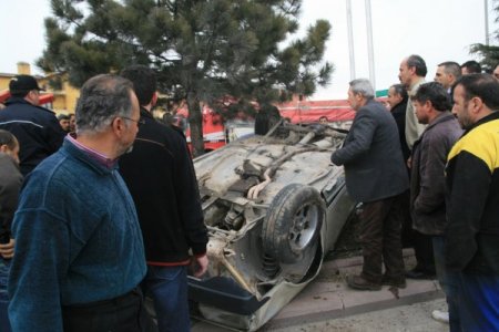 Trafikte Sıkıştırılan Otomobil Takla Attı, 4 Kişi Ölümden Döndü