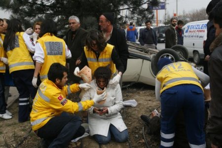 Trafikte Sıkıştırılan Otomobil Takla Attı, 4 Kişi Ölümden Döndü