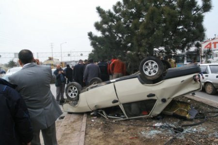 Trafikte Sıkıştırılan Otomobil Takla Attı, 4 Kişi Ölümden Döndü