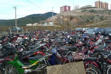 Trafikten Men Edilen Motosikletler, Otoparkta Çürüyor