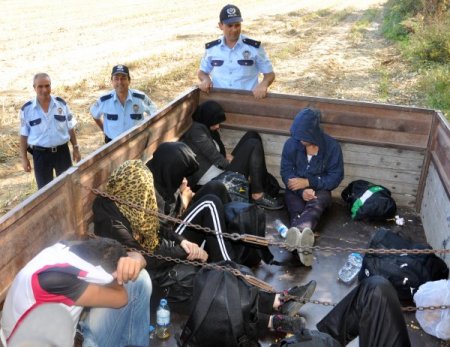 Traktör römorkunda gizlenen kaçakları polis yakaladı