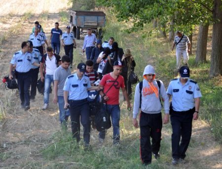 Traktör römorkunda gizlenen kaçakları polis yakaladı
