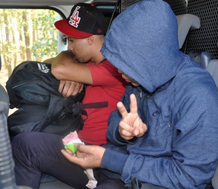 Traktör römorkunda gizlenen kaçakları polis yakaladı