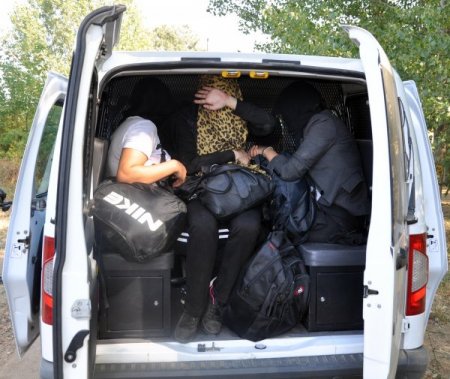 Traktör römorkunda gizlenen kaçakları polis yakaladı