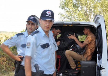 Traktör römorkunda gizlenen kaçakları polis yakaladı