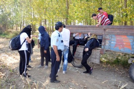 Traktör römorkunda gizlenen kaçakları polis yakaladı