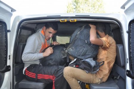 Traktör römorkunda gizlenen kaçakları polis yakaladı