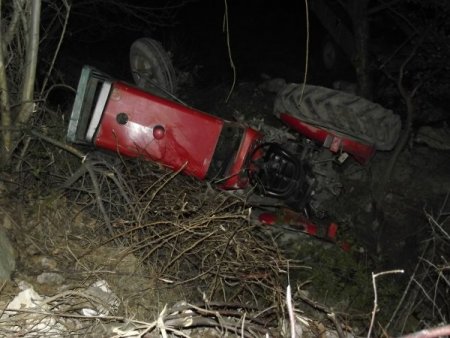 Traktör şarampole yuvarlandı: 1 ölü 3 yaralı