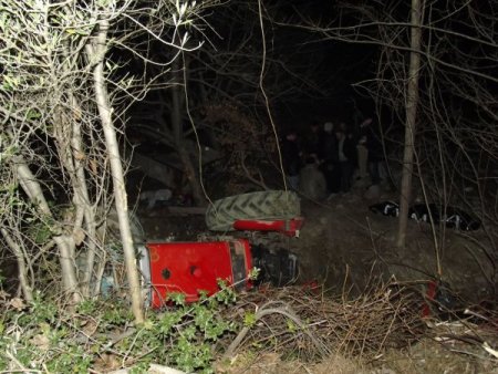 Traktör şarampole yuvarlandı: 1 ölü 3 yaralı