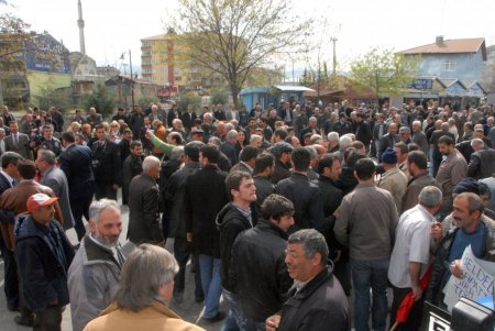 Traktörleriyle ilçeye inen köylülerden 2B tepkisi