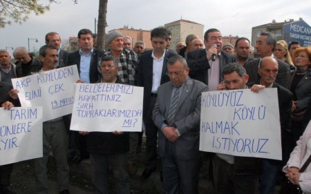 Traktörleriyle ilçeye inen köylülerden 2B tepkisi