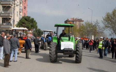 Traktörleriyle ilçeye inen köylülerden 2B tepkisi