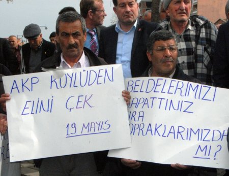 Traktörleriyle ilçeye inen köylülerden 2B tepkisi