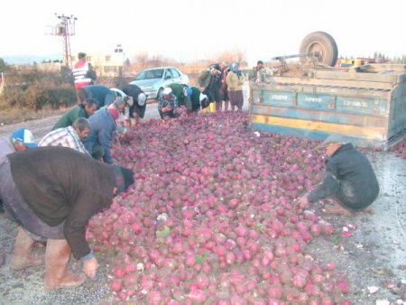 Traktörün Tekerleği Fırladı, Turplar Yola Saçıldı