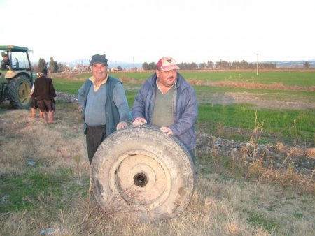 Traktörün Tekerleği Fırladı, Turplar Yola Saçıldı