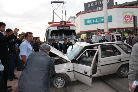 Tramvay Otomobille Çarpıştı: 4 Yaralı