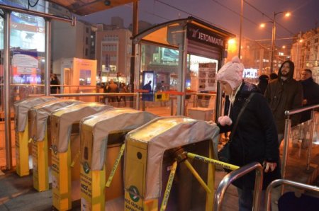 Tramvay yolcularına 'turnike' sürprizi