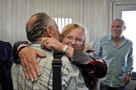 Transit geçerken 9 ay hapsedilen Güney Afrikalı doktor, evine döndü