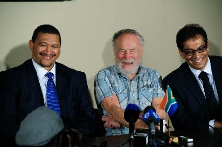 Transit geçerken 9 ay hapsedilen Güney Afrikalı doktor, evine döndü