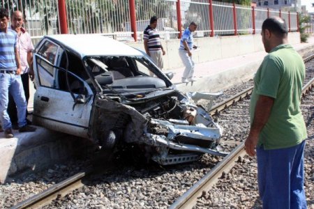 Tren, Kapalı Bariyere Rağmen Geçmeye Kalkan Otomobili Biçti: 2 Ölü