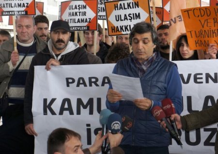 Tren istasyonunda parasız ulaşım eylemi