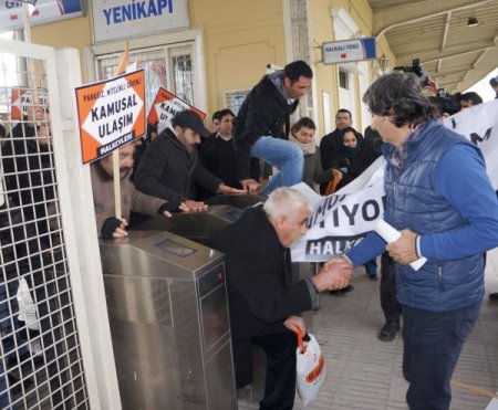 Tren istasyonunda parasız ulaşım eylemi